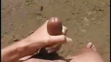 បុរសម្នាក់ Fucks អ្នកបំរើតាមរន្ធគូថ.
