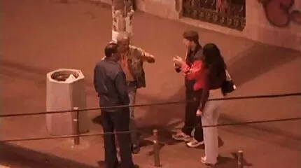 អិមម៉ា fucks ជាមួយភ្នាក់ងារនៅសម្ដែងមួយ.