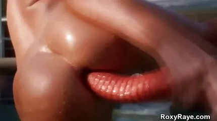 Kenzie តា TaLor fucks នៅក្នុងបន្ទប់ទឹក។