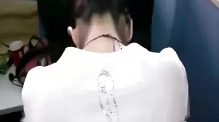 ស្ត្រីម្នាក់ប្រែសម្រាប់ gangbang រន្ធគូថ។