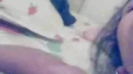 Florent រ័សុល masturbates ក្នុងស្រោមជើង.