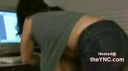 Fucked អ្នកជិតខាងដែលមានភាពចាស់ទុំនៅក្នុងផ្ទះបាយ។