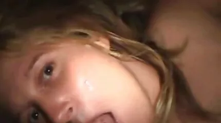 Cumshot នៅក្នុងលារបស់មិត្តភក្តិសម្រស់មួយ។