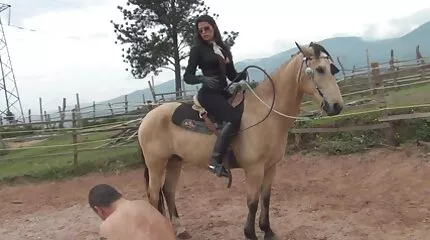 ស្ត្រីអាល្លឺម៉ង់ fucks ជាមួយគូស្នេហ៍និងបុណ្យរបស់នាងនៅលើ cumshot របស់គាត់.