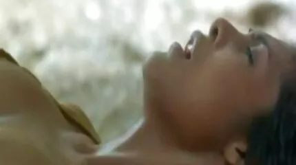Larimar lar masturbates Lil ជាមួយនឹងរំញ័រមួយ.
