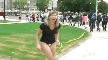 ដាំ blonde មួយនៅក្នុង ass នេះ។