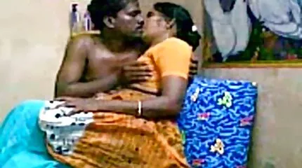 ក្មេងស្រីប៍នតង់ដេ masturbates ក្រណាត់របស់នាងនៅក្នុងស្ទូឌីយោ.
