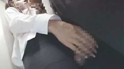 Fucked តាមរយៈរន្ធនៅក្នុងជញ្ជាំងដោយមានខ្មៅ។
