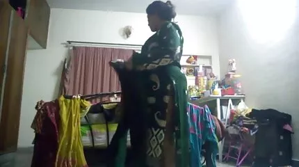 ស្ត្រីលេងជាមួយជល់មាន់។