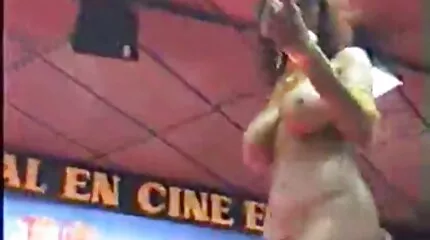 អ្នករត់តុនិងអតិថិជន fucked ស្អាតសង្ហារសក់វែង។
