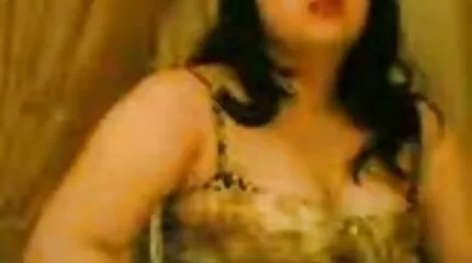Lar larimar moans ឮពីការជ្រៀតចូលក្នុង pussy របស់នាង.