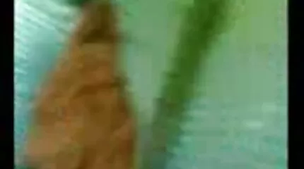 ស្ត្រីម្នាក់ដែលមាន tits អាក្រក់មួយមកដល់ fuck.