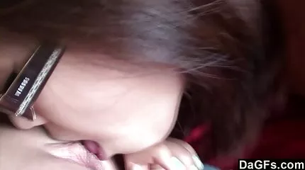 Tits ស៊ីលីកូននិងលានិងម្រាមដៃខ្លួននាងផ្ទាល់.